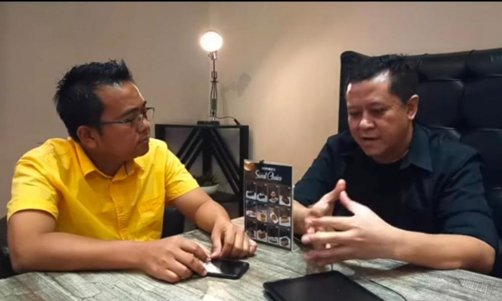 Kakak kandung Whisnu Sakti Buana, Jagad Hari Seno (kanan) dan pengacara muda M. Sholeh