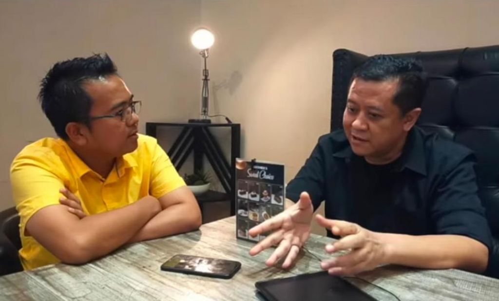 Kakak kandung Whisnu Sakti Buana, Jagad Hari Seno (kanan) dan pengacara muda M. Sholeh