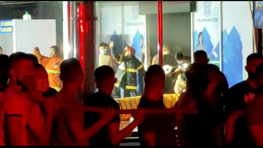 Gedung RTMC Polda Jatim terbakar