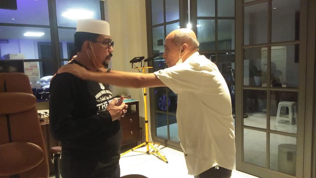 Habib Hasan Mulachela berikan kopiah putih kepada Machfud Arifin