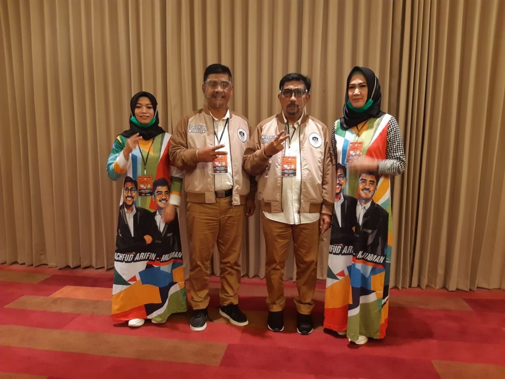 Lita Machfud Arifin dan Tia Mujiaman setia mendampingi suaminya masing-masing saat debat Pilwali Surabaya 2020