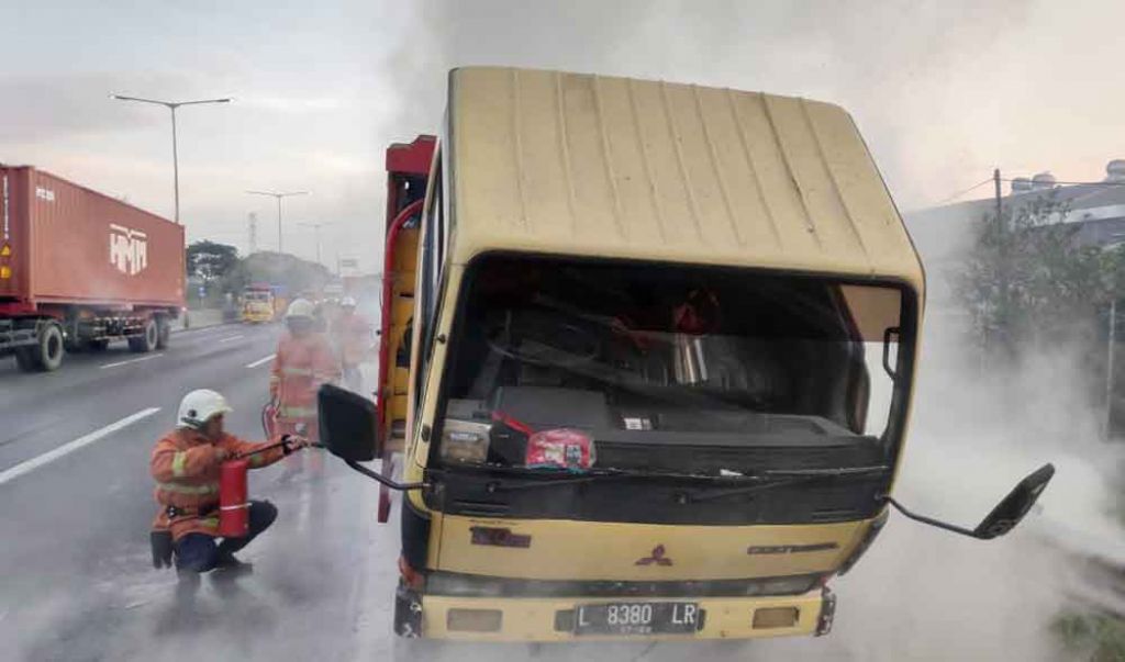Truk terbakar di Tol Banyu Urip
