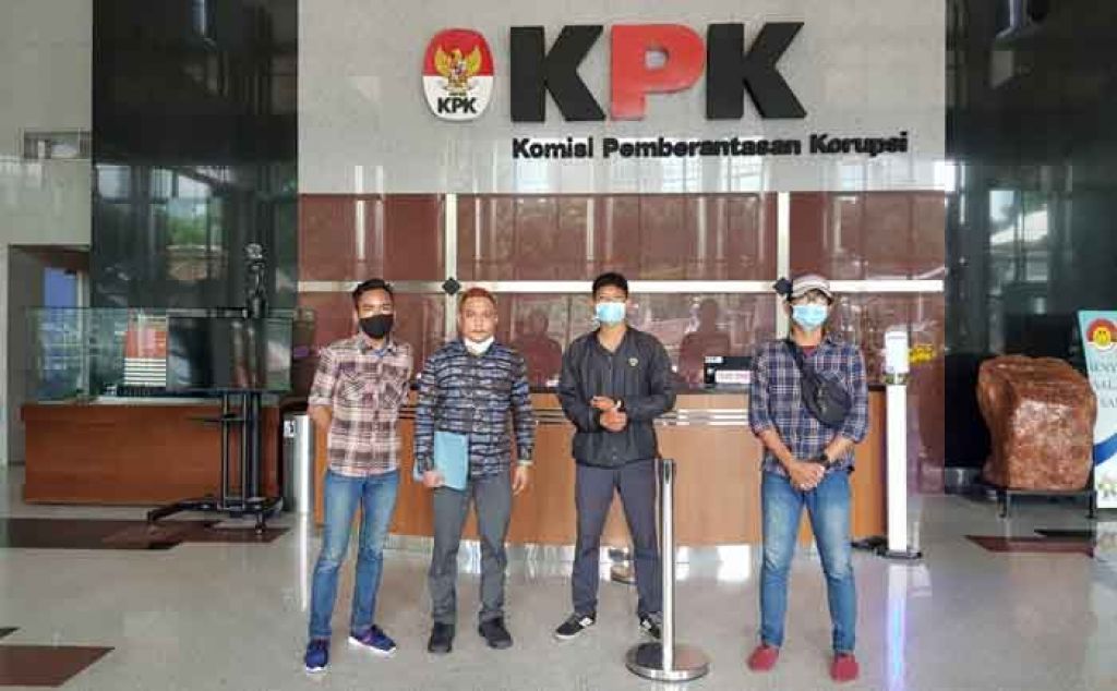 Ketua KIPP Jawa Timur (nomor dua dari kiri) saat melapor ke KPK
