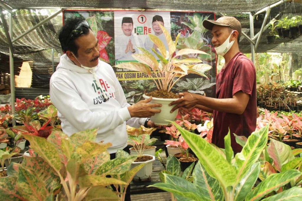 Calon Bupati Qosim saat safari politik ke beberapa desa di Driyorejo, Gresik