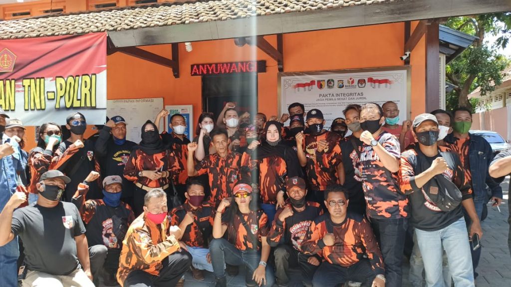 Mahasiswa, Pemuda Pancasila dan LSM saat mendatangi kantor Bawaslu Banyuwangi