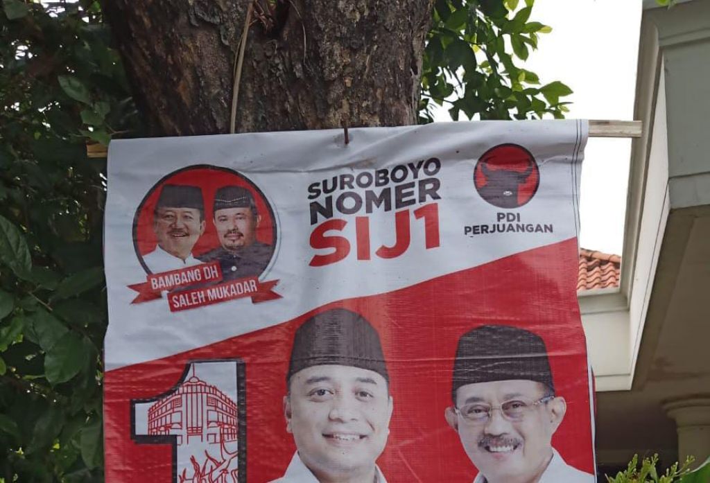 Banner Erji dipaku di pohon Jalan Jimerto sisi barat atau dekat Balai Kota Surabaya (Foto-foto: Fajar Mujianto/jatimnow.com)