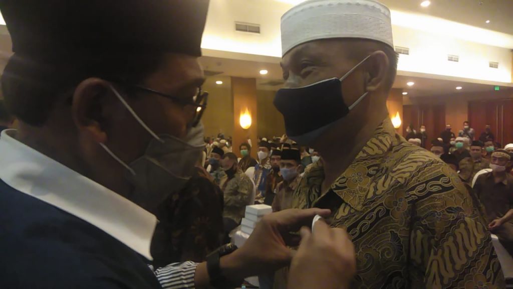 Penyematan pin ke mubaligh menjadi juru kampanye Machfud Arifin-Mujiaman