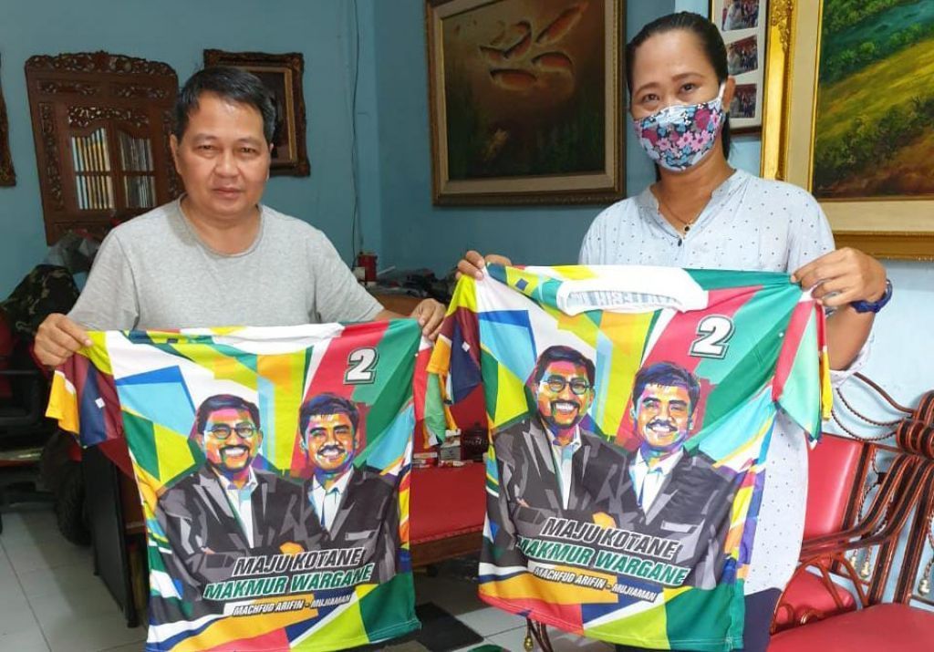 Anugrah Ariyadi membagikan kaos 02

