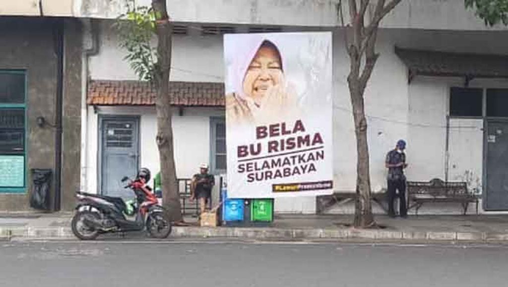 Baliho bela Risma di Surabaya