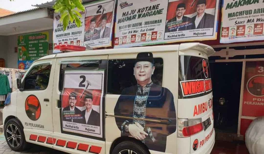 Mobil Ambulas bergambar Machfud Arifin berdampingan dengan Whisnu Sakti Buana