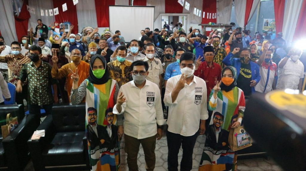 Para relawan dan tokoh lintas agama usai doa bersama Machfud Arifin-Mujiaman