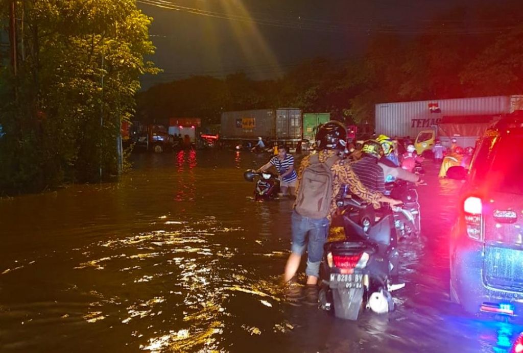 Banjir di Margomulyo, Surabaya (Foto: kiriman warga)