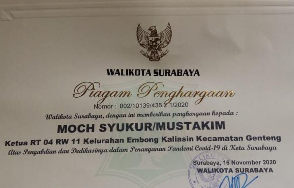 Piagam penghargaan bagi RT dari Tri Rismaharini