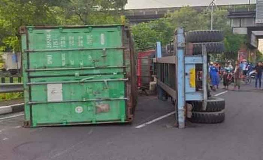 Hilang Kendali, Truk Kontainer Muat Kayu Terguling dan Tabrak Pajero