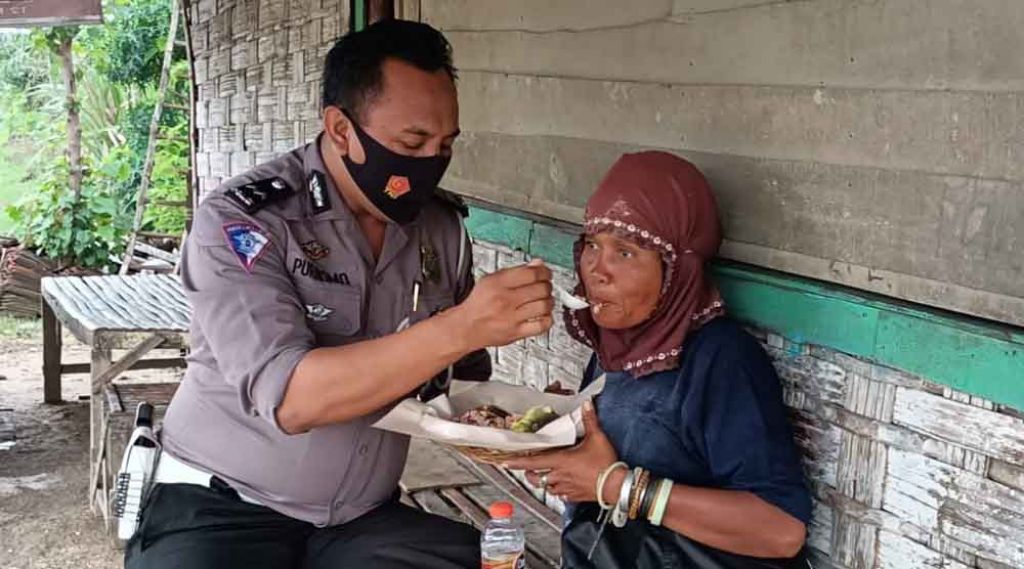 Kisah Polisi di Lamongan Gemar Merawat Orang Gila dan Gelandangan