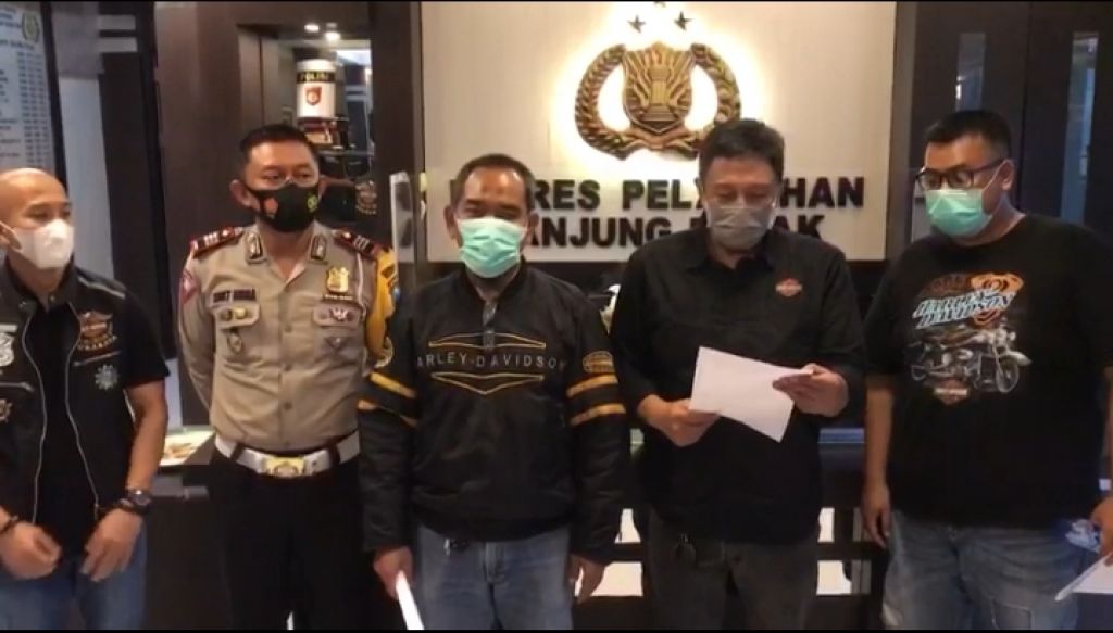 Pengurus HDCI Surabaya, Edo Lukito (kiri) saat memfasilitasi para pengendara moge meminta maaf di Mapolres Pelabuhan Tanjung Perak