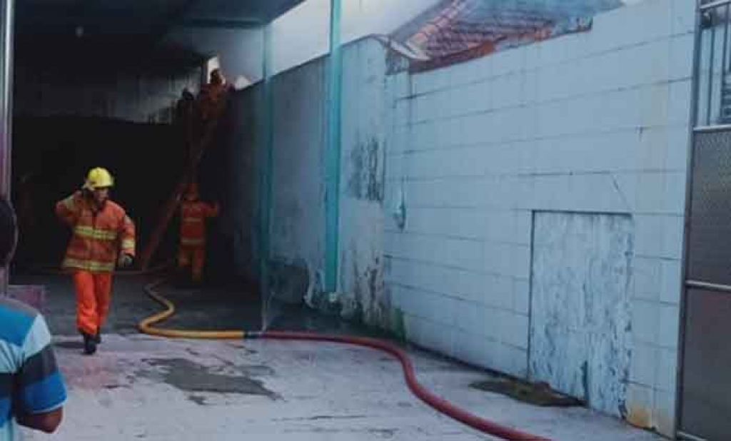 Toko Bangunan di Tandes Kidul Surabaya Terbakar, 1 Motor Hangus