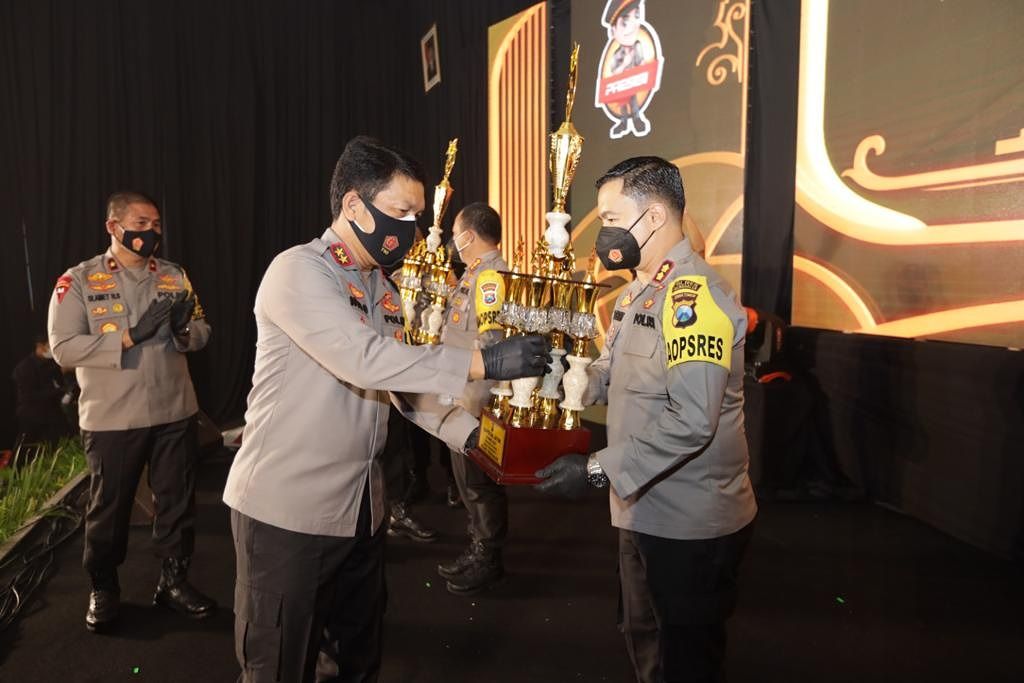 Kapolres Trenggalek, AKBP Doni Satria Sembiring saat menerima penghargaan dari Kapolda Jatim Irjen Pol Nico Afinta