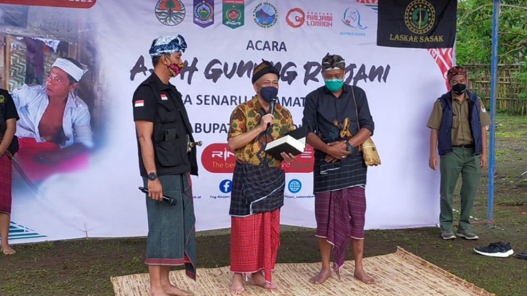 Tradisi adat Sasak 'Asuh Gunung Rinjani' di Desa Senaru, Kecamatan Bayan, Kabupaten Lombok Utara