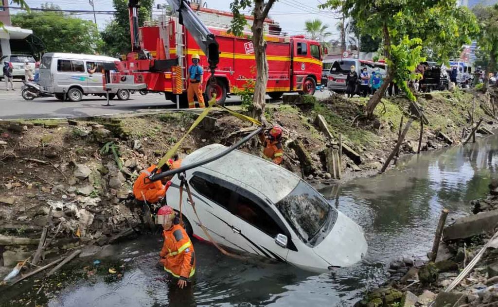 Sopir Main HP Saat Berkendara, Mobil ini Tercebur ke Sungai Jemursari
