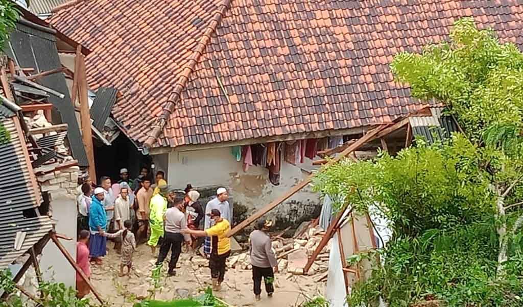 Longsor Terjang Ponpes di Pamekasan, 6 Santriwati Tertimbun