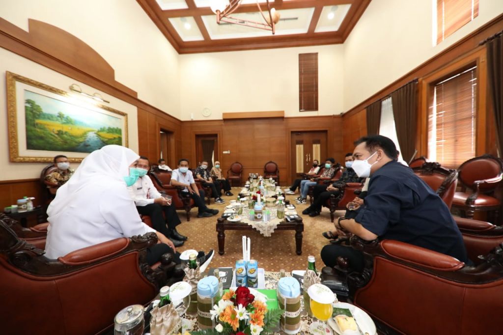 Gubernur Jatim Khofifah Indar Parawansa saat menerima audiensi pengurus Asosiasi Media Siber Indonesia (AMSI) Jatim
