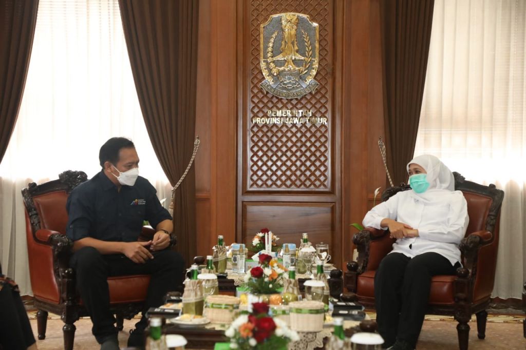 Gubernur Jatim Khofifah Indar Parawansa bersama Ketua AMSI Jatim Arief Rahman