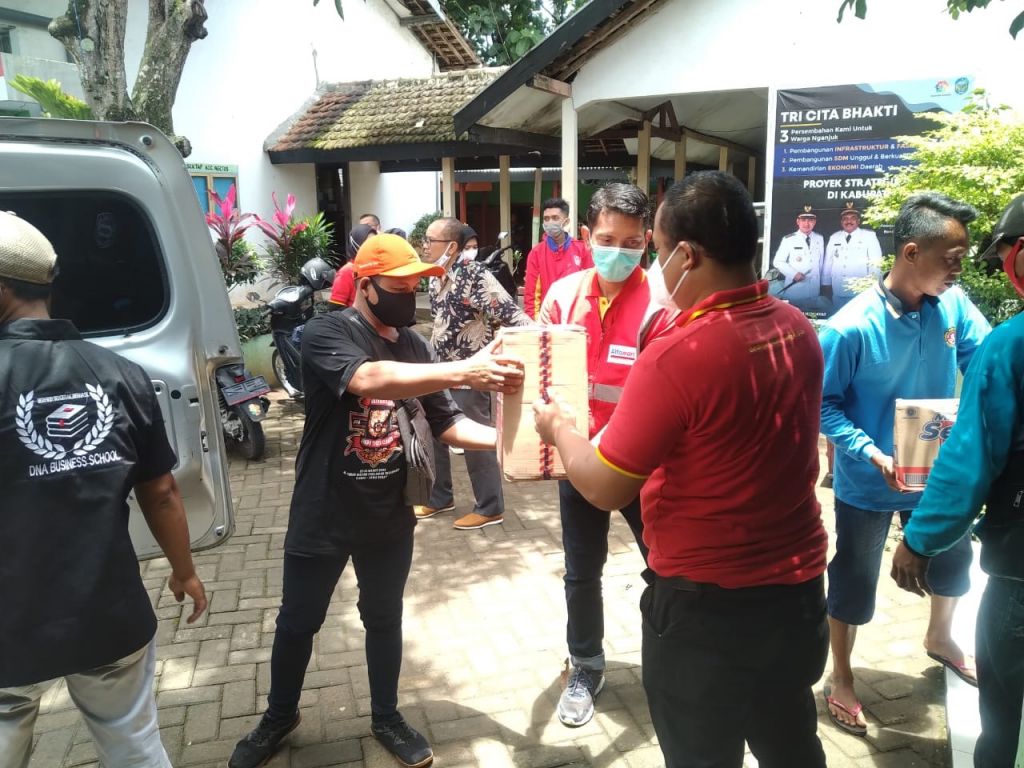 Toko Modern ini Bantu Korban Banjir dan Longsor di Nganjuk