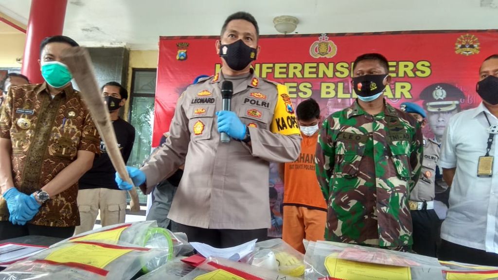 Kapolres Blitar, AKBP Leonard Sinambela menujukkan barang bukti dan tersangka perampokan disertai pembunuhan