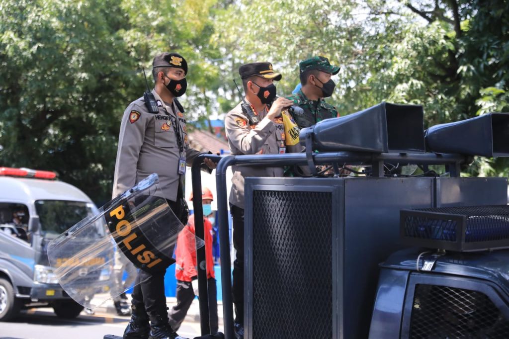 Kapolresta Malang Kota, Kombes Pol Leonardus Simarmata saat memimpin pengamanan unjuk rasa pada Senin (8/3/2021)