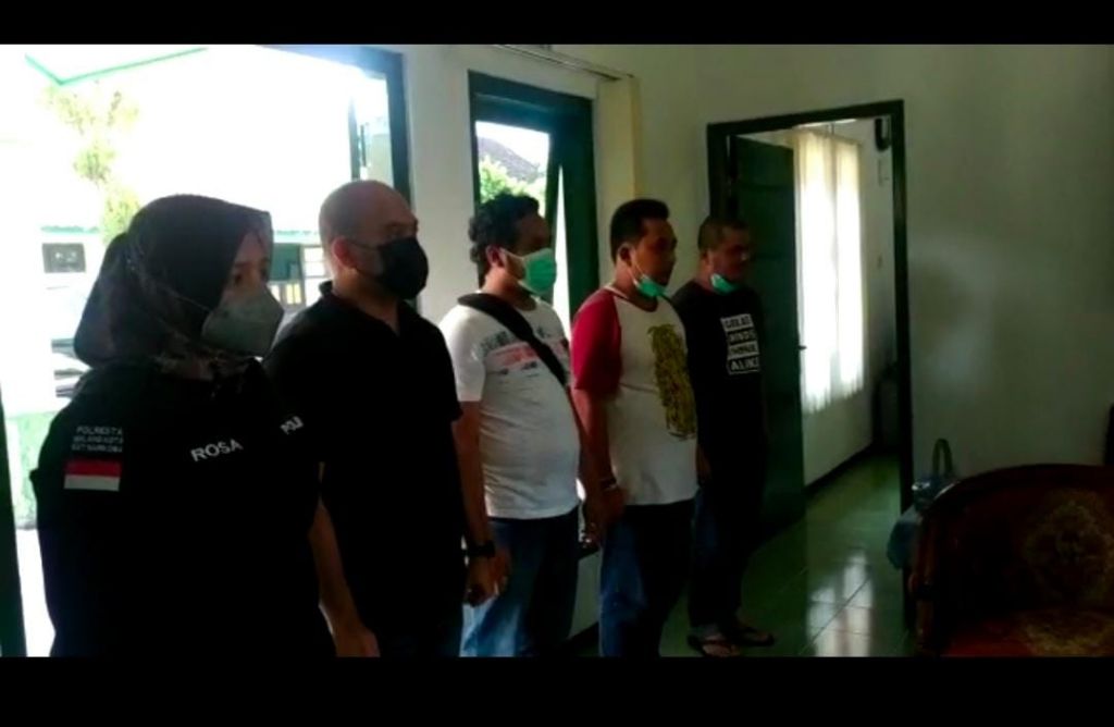 Kasat Resnarkoba Polresta Malang Kota, Kompol Anria Rosa Piliang dan empat anggotanya saat meminta maaf (Foto-foto: Istimewa)