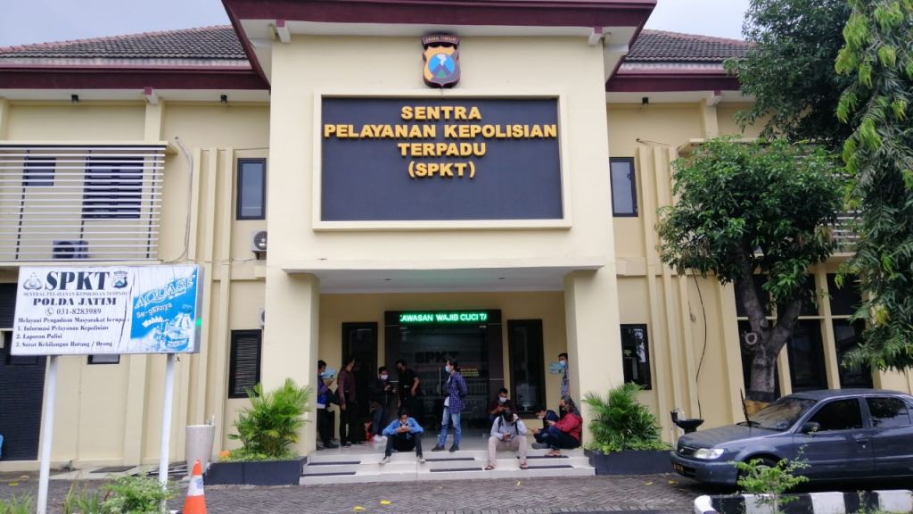 Sejumlah jurnalis mendampingi Nurhadi melapor ke SPKT Polda Jatim