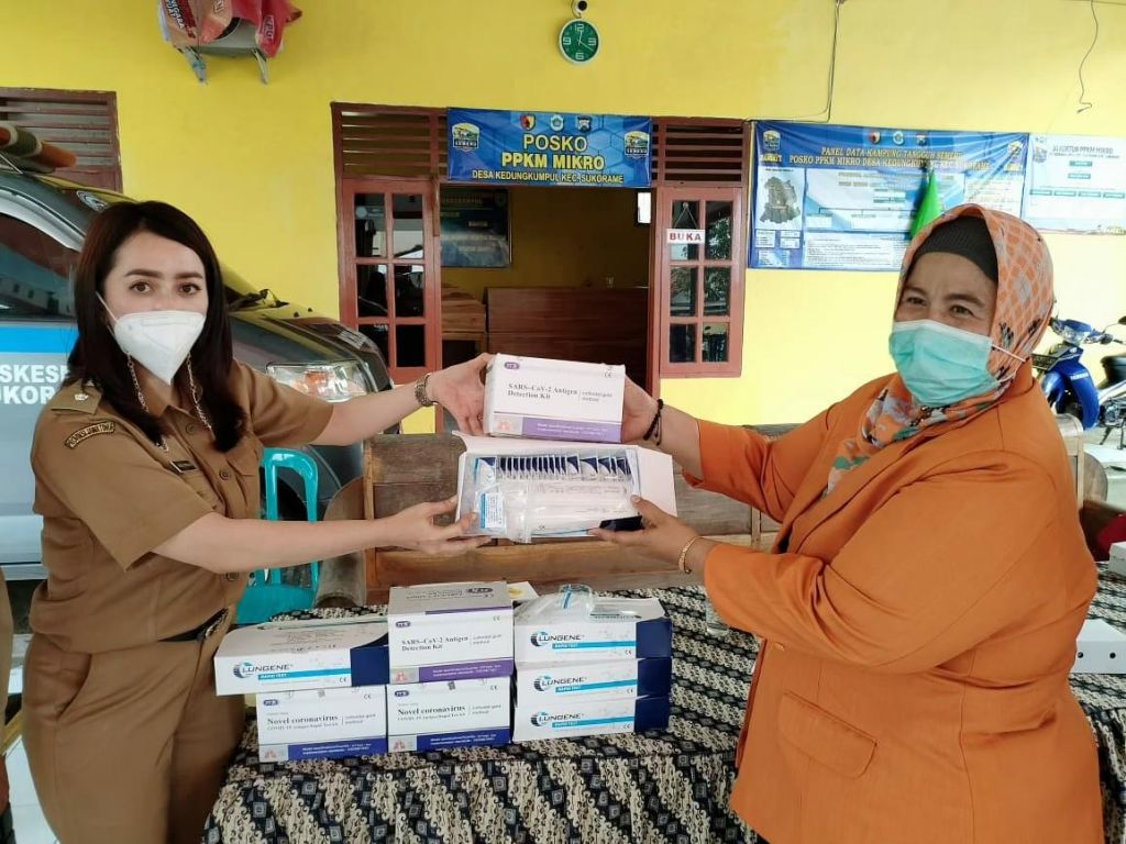 Kades Kedungkumpul, Angely Emitasari memberikan alat rapid test antigen kepada bidan desa setempat