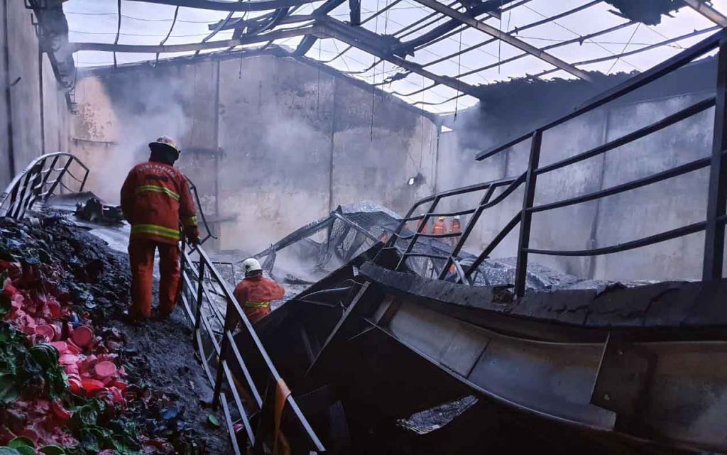 Pabrik Plastik di Surabaya Terbakar, 18 Unit Mobil Damkar Dikerahkan