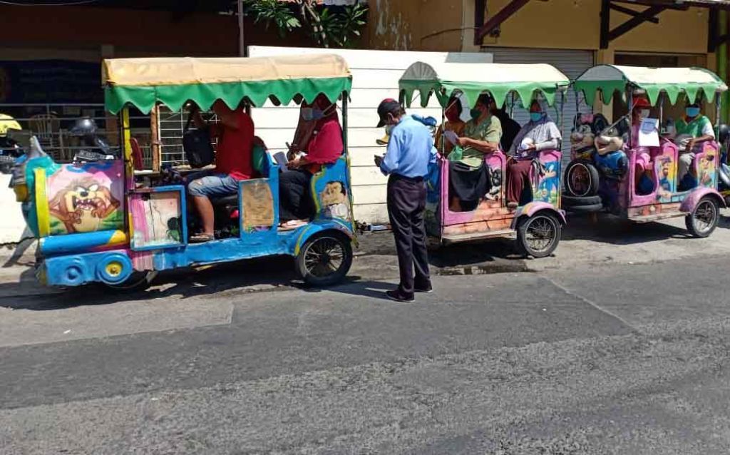 Ajak Lansia di Surabaya Vaksin Covid-19, Jemput Bola hingga Naik Odong-odong