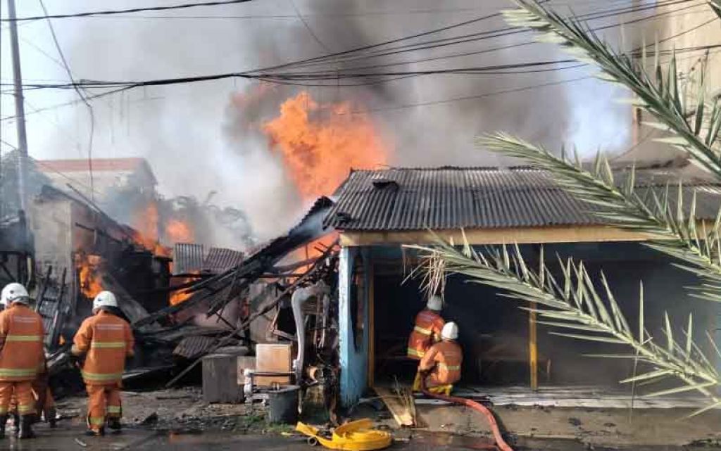 Toko Mebel di Surabaya Terbakar