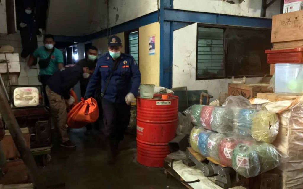 Korban dievakuasi petugas ke RSU dr Soetomo (foto istimewa)