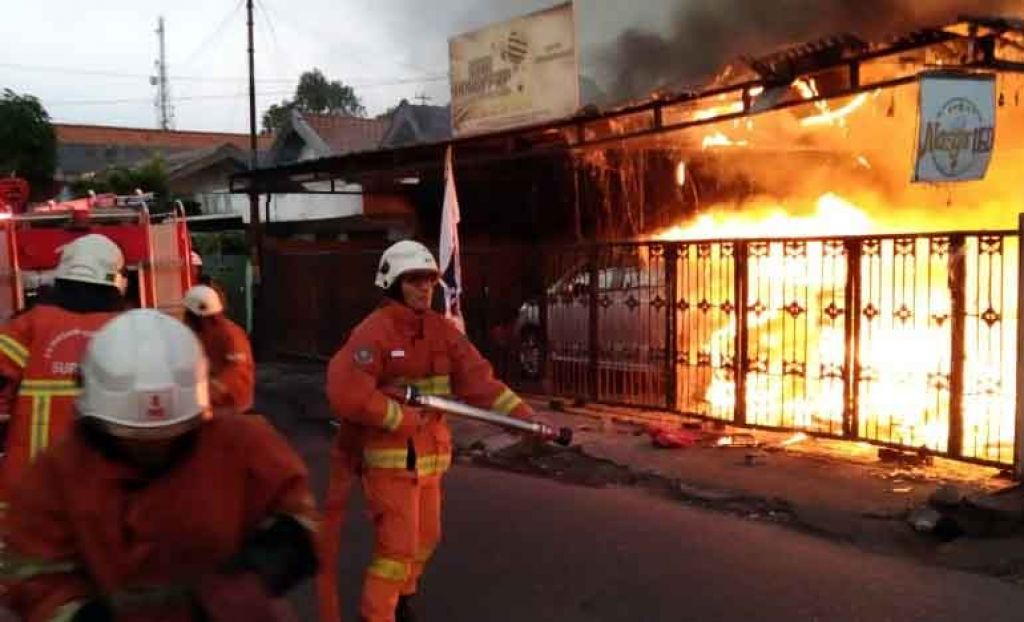 Petugas PMK padamkan api di Cafe Brotherhood