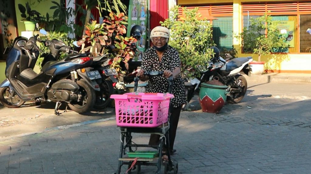 Mbah Sulasih saat keliling berjualan (Foto-foto: Fajar Mujianto/jatimnow.com)