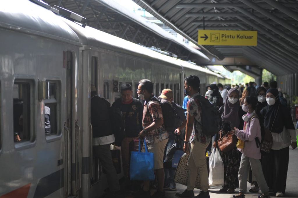 Aktivitas di Stasiun Gubeng, Surabaya pada Minggu (25/4/2021)