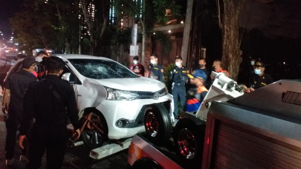 Mobil penabrak tiga motor di Surabaya yang dirusak warga