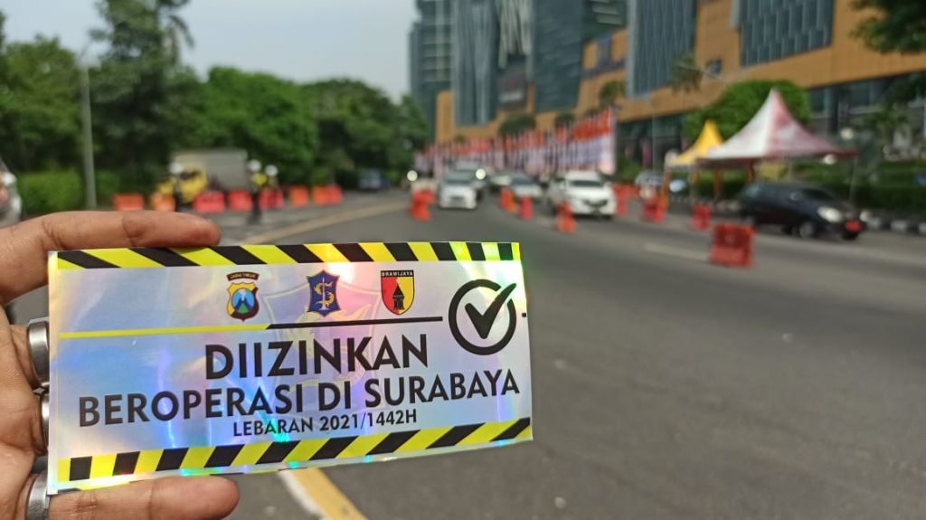 Stiker khusus untuk kendaraan keluar masuk Surabaya