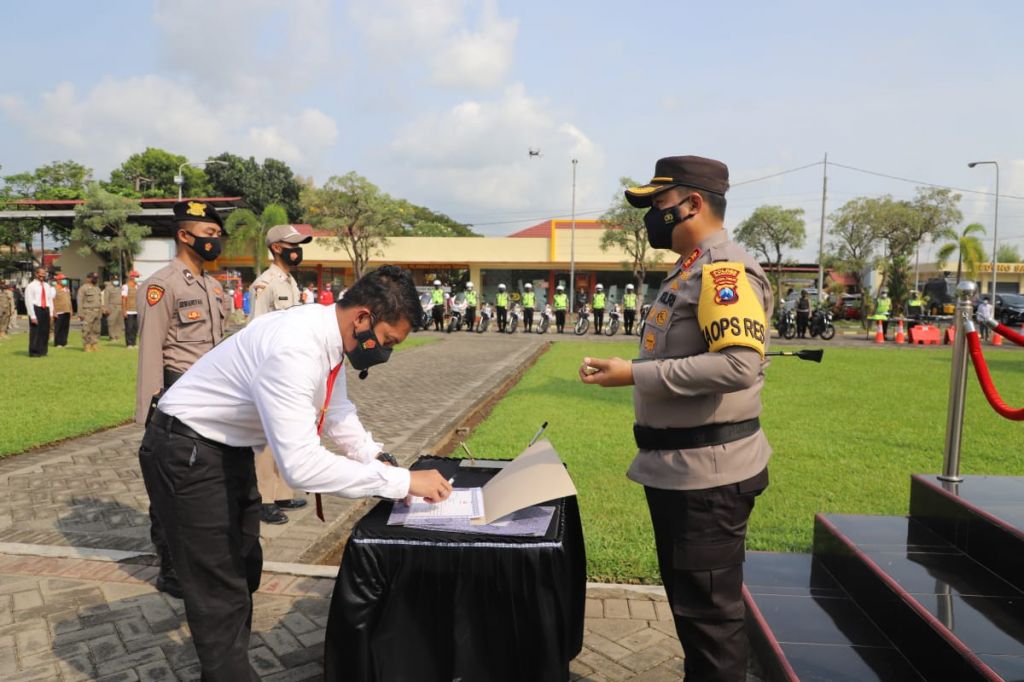 Kasat Resnarkoba Polres Mojokerto AKP Bangkit Dananjaya (kiri) mengikuti penandatanganan pakta integritas dipimpin Kapolres AKBP Dony Alexander