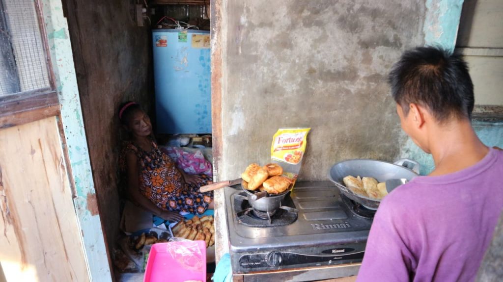 Nining bersama salah satu anaknya