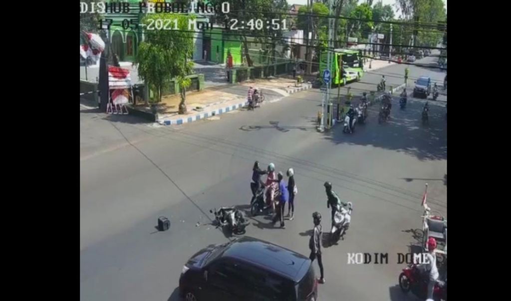 Saat emak-emak yang ditabrak motor penerobos lampu merah murka