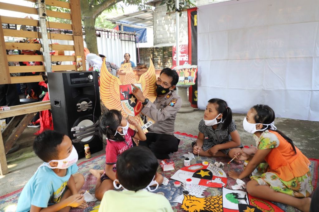 Kapolsek Puncu, AKP Bowo Wicaksono memberikan edukasi pada anak-anak di Kediri tentang Pancasila
