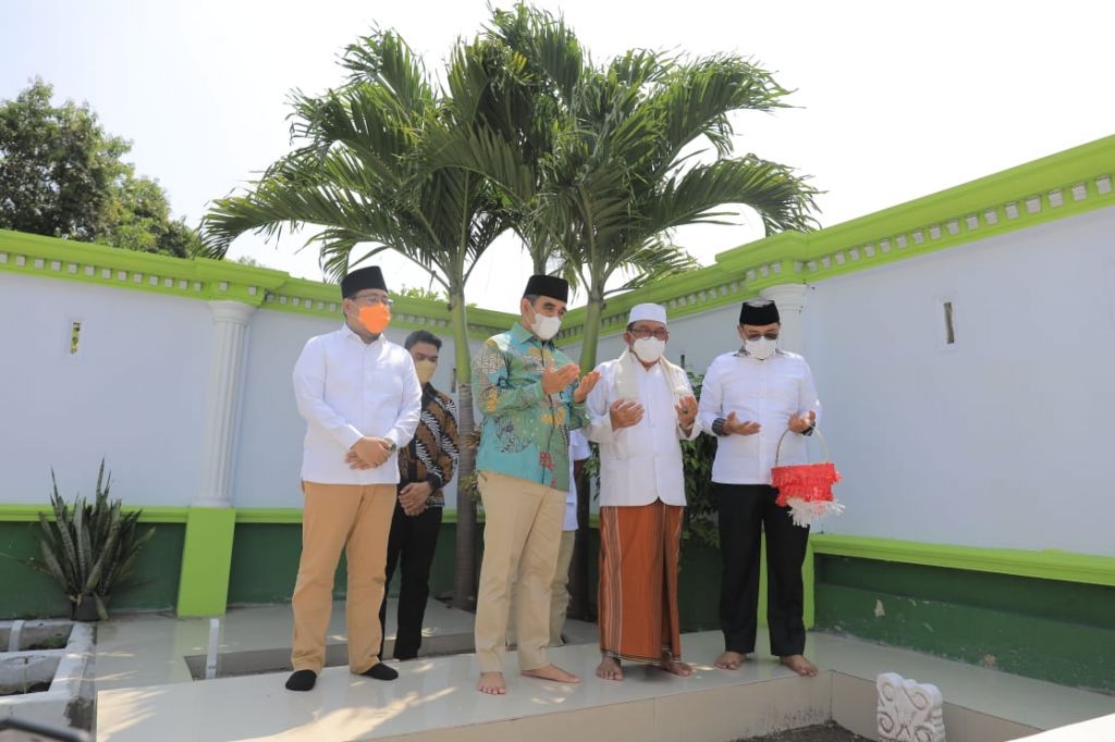 Plt Ketua Partai Gerindra Jatim, Anwar Sadad (kiri) saat mendampingi Sekjen Gerindra Ahmad Muzani berziarah ke makam pahlawan di Jombang