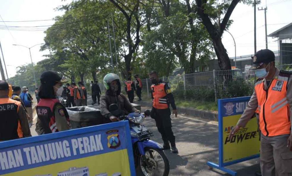 Penyekatan di Jembatan Suramadu (foto dokumen)