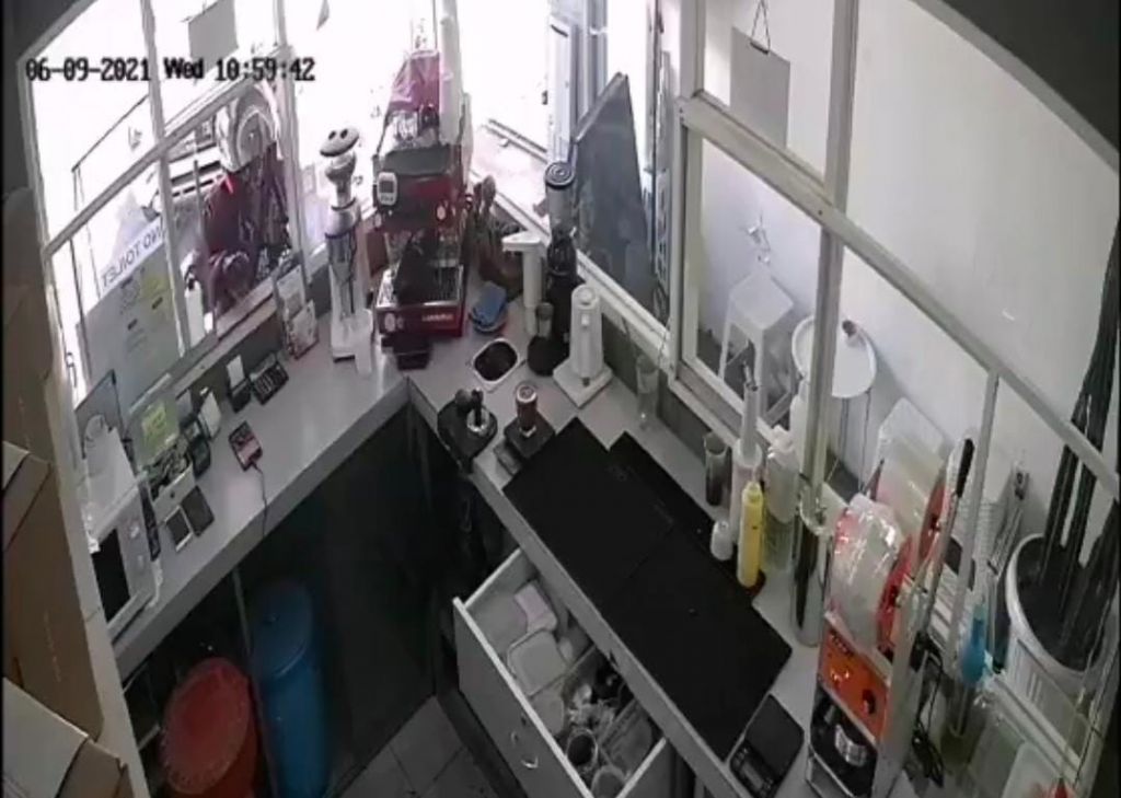Tangkapan layar video rekaman CCTV aksi pencurian dua HP di kedai kopi Jalan Dharmawangsa, Surabaya