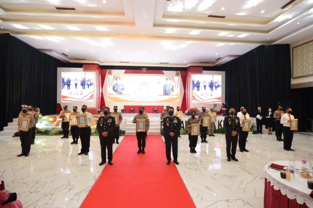 Kapolda Jatim Irjen Pol Nico Afinta bersama para penerima penghargaan, termasuk AKBP Oki Ahadian dan Kompol Daniel Marunduri